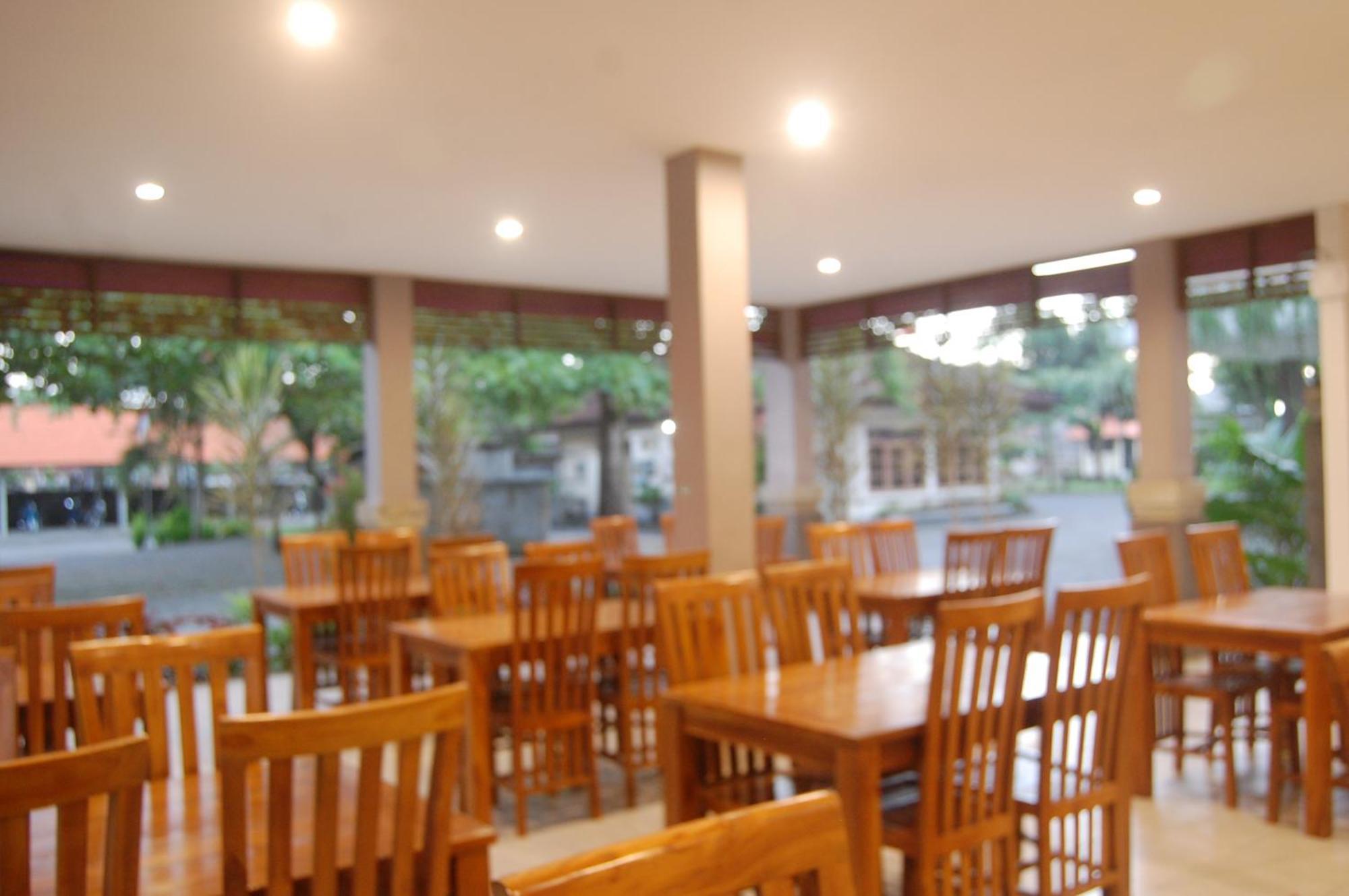 Hotel Dhyana Pura Kapal Zewnętrze zdjęcie